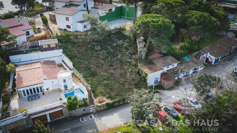 Construye tu hogar junto al mar en Cala Canyelles