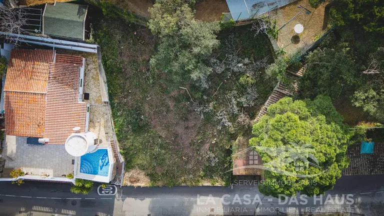 Construye tu hogar junto al mar en Cala Canyelles
