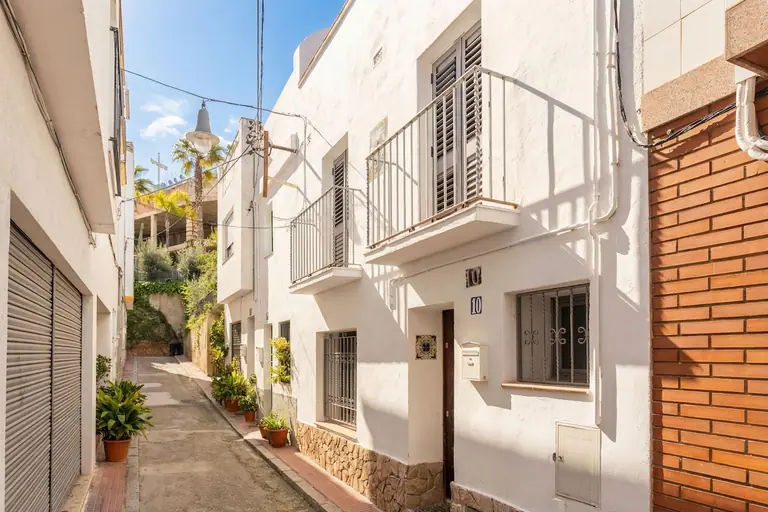 Casa pareada totalmente reformada con encanto mediterráneo, lista para entrar a vivir, a 150 m de la playa en