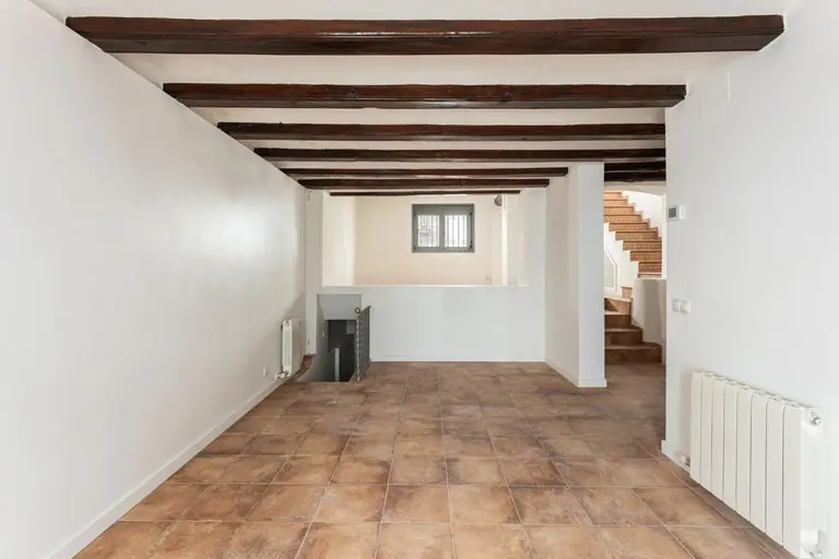 Casa pareada totalmente reformada con encanto mediterráneo, lista para entrar a vivir, a 150 m de la playa en