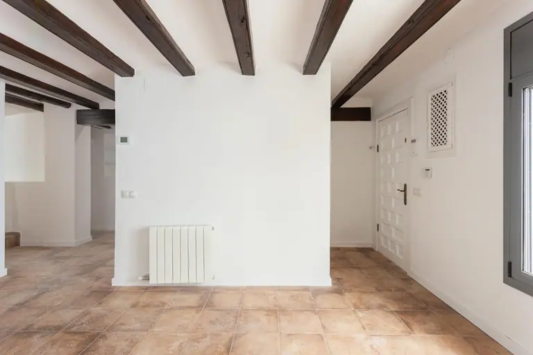 Casa pareada totalmente reformada con encanto mediterráneo, lista para entrar a vivir, a 150 m de la playa en