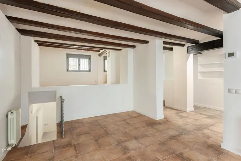 Casa pareada totalmente reformada con encanto mediterráneo, lista para entrar a vivir, a 150 m de la playa en
