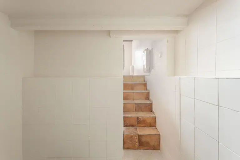 Casa pareada totalmente reformada con encanto mediterráneo, lista para entrar a vivir, a 150 m de la playa en