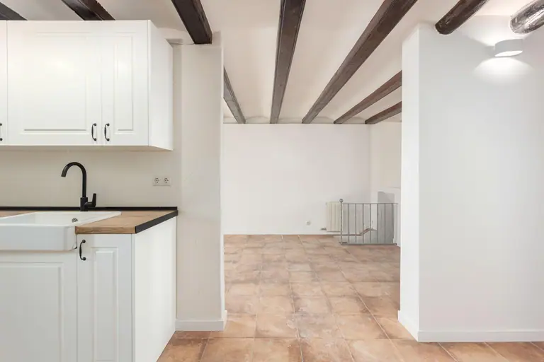 Casa pareada totalmente reformada con encanto mediterráneo, lista para entrar a vivir, a 150 m de la playa en