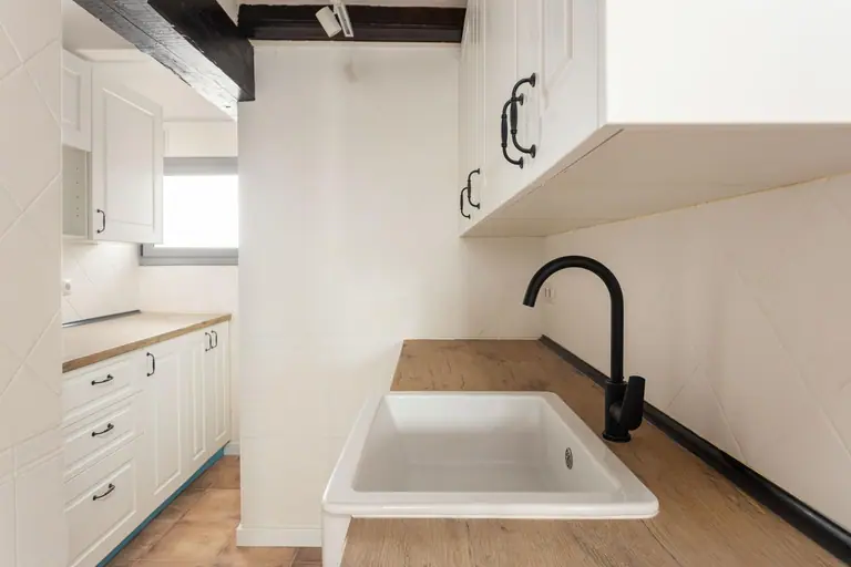 Casa pareada totalmente reformada con encanto mediterráneo, lista para entrar a vivir, a 150 m de la playa en