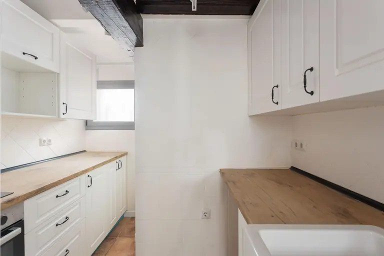 Casa pareada totalmente reformada con encanto mediterráneo, lista para entrar a vivir, a 150 m de la playa en