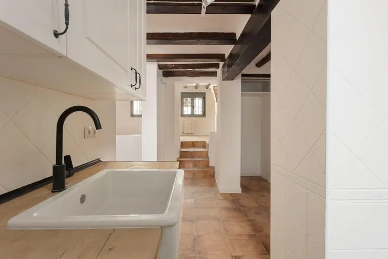 Casa pareada totalmente reformada con encanto mediterráneo, lista para entrar a vivir, a 150 m de la playa en