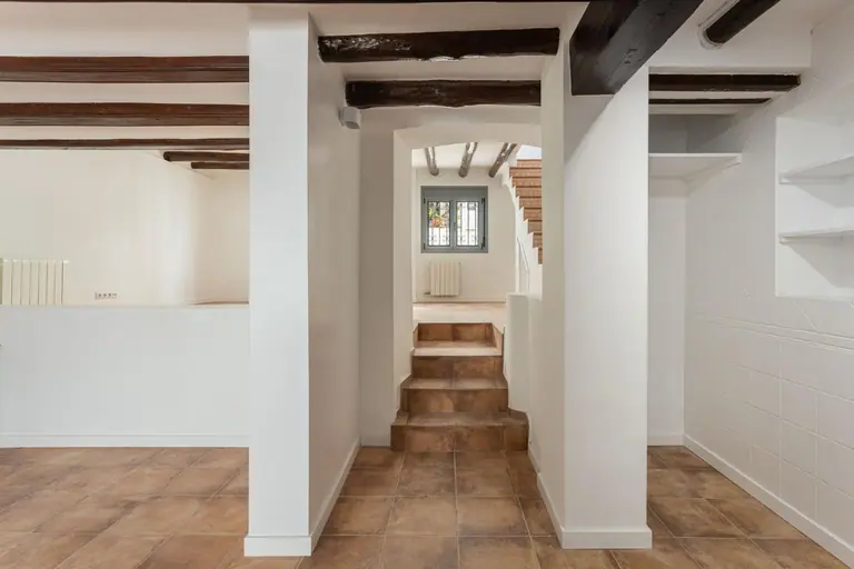 Casa pareada totalmente reformada con encanto mediterráneo, lista para entrar a vivir, a 150 m de la playa en
