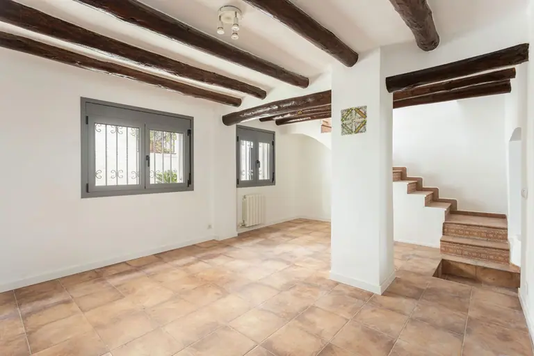 Casa pareada totalmente reformada con encanto mediterráneo, lista para entrar a vivir, a 150 m de la playa en