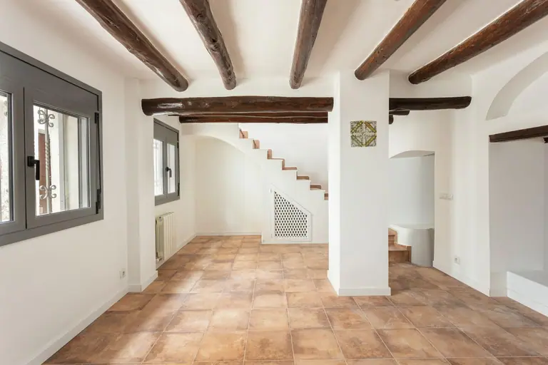 Casa pareada totalmente reformada con encanto mediterráneo, lista para entrar a vivir, a 150 m de la playa en