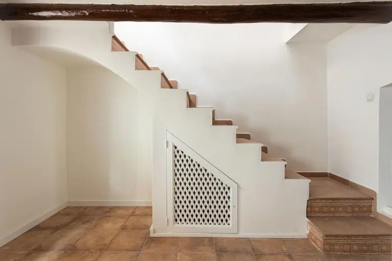 Casa pareada totalmente reformada con encanto mediterráneo, lista para entrar a vivir, a 150 m de la playa en