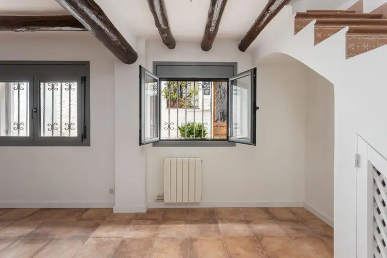 Casa pareada totalmente reformada con encanto mediterráneo, lista para entrar a vivir, a 150 m de la playa en