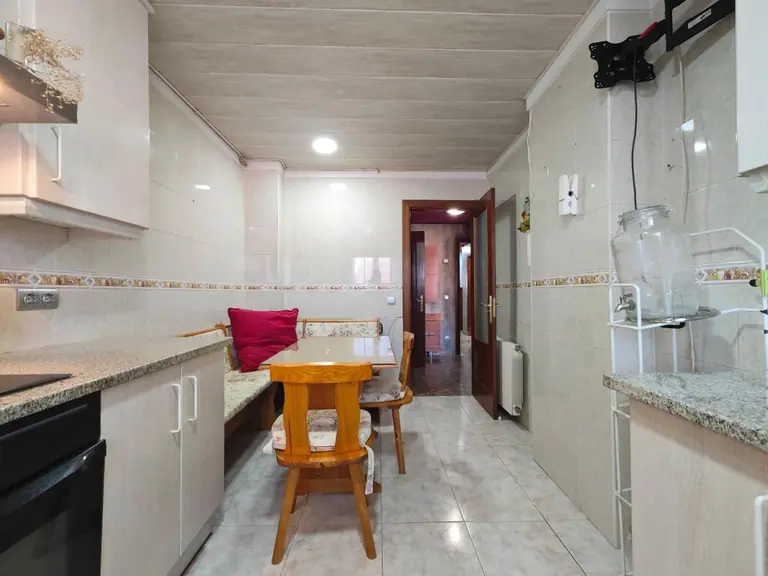 Piso amplio con parking en el centro, luminoso y en finca tranquila