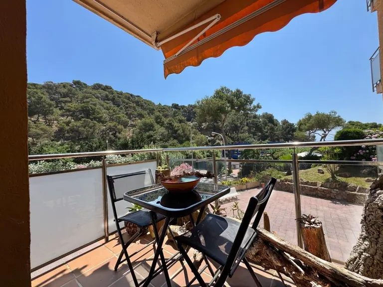 Apartamento reformado con vistas al mar, parking y ascensor en Cala Canyelles (Lloret de Mar)