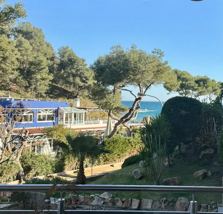 Apartamento reformado con vistas al mar, parking y ascensor en Cala Canyelles (Lloret de Mar)