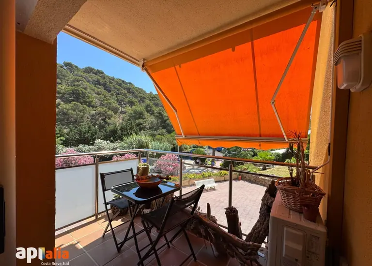 Apartamento reformado con vistas al mar, parking y ascensor en Cala Canyelles (Lloret de Mar)