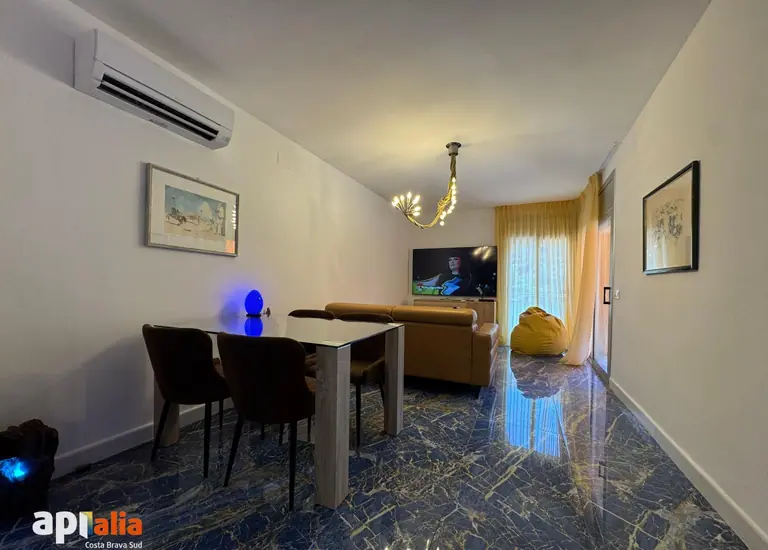 Apartamento reformado con vistas al mar, parking y ascensor en Cala Canyelles (Lloret de Mar)