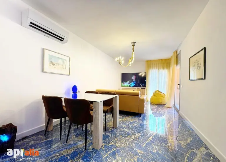 Apartamento reformado con vistas al mar, parking y ascensor en Cala Canyelles (Lloret de Mar)