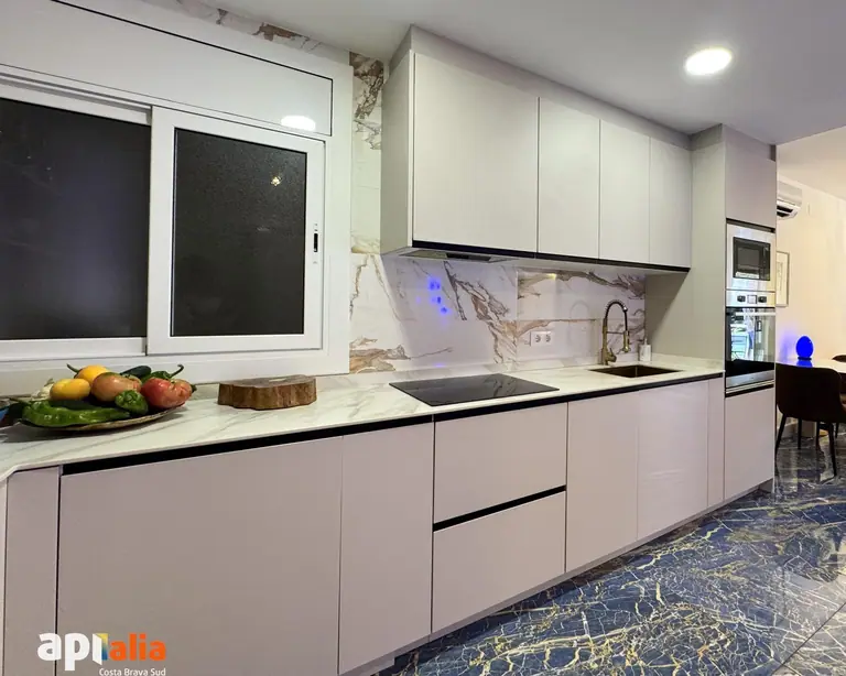 Apartamento reformado con vistas al mar, parking y ascensor en Cala Canyelles (Lloret de Mar)