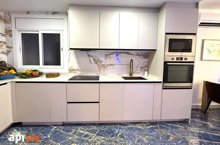 Apartamento reformado con vistas al mar, parking y ascensor en Cala Canyelles (Lloret de Mar)