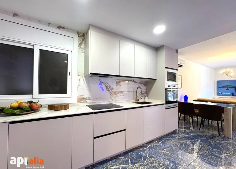 Apartamento reformado con vistas al mar, parking y ascensor en Cala Canyelles (Lloret de Mar)