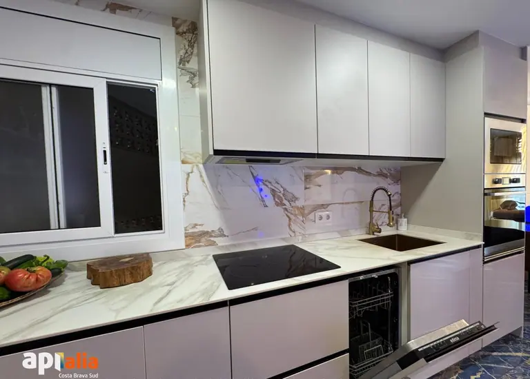 Apartamento reformado con vistas al mar, parking y ascensor en Cala Canyelles (Lloret de Mar)
