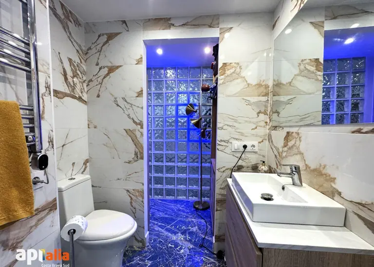 Apartamento reformado con vistas al mar, parking y ascensor en Cala Canyelles (Lloret de Mar)