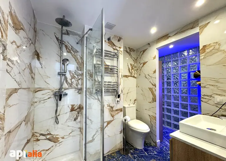 Apartamento reformado con vistas al mar, parking y ascensor en Cala Canyelles (Lloret de Mar)
