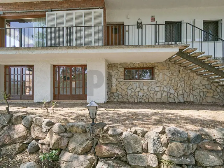 Villa con 2.000 m2 de parcela, privacidad total y gran potencial