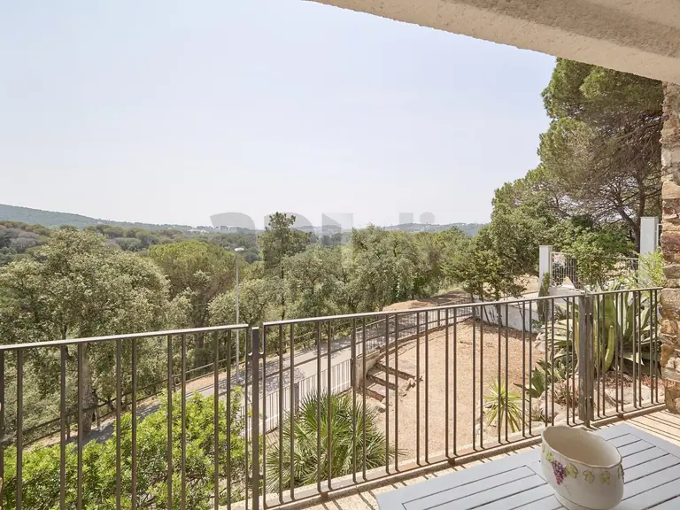Villa con 2.000 m2 de parcela, privacidad total y gran potencial
