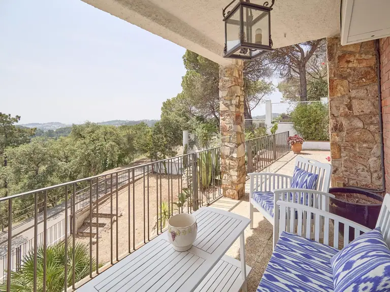 Villa con 2.000 m2 de parcela, privacidad total y gran potencial