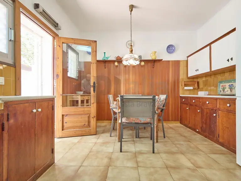 Villa con 2.000 m2 de parcela, privacidad total y gran potencial