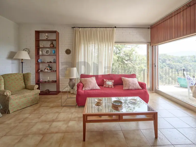 Villa con 2.000 m2 de parcela, privacidad total y gran potencial