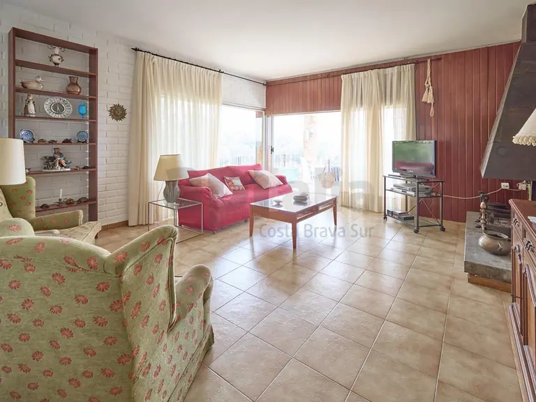 Villa con 2.000 m2 de parcela, privacidad total y gran potencial