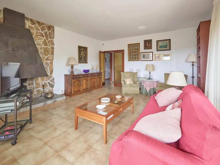 Villa con 2.000 m2 de parcela, privacidad total y gran potencial