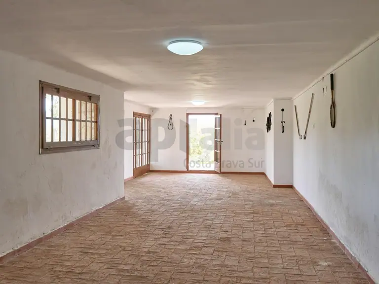 Villa con 2.000 m2 de parcela, privacidad total y gran potencial