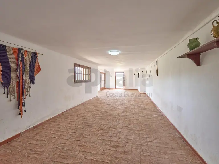 Villa con 2.000 m2 de parcela, privacidad total y gran potencial