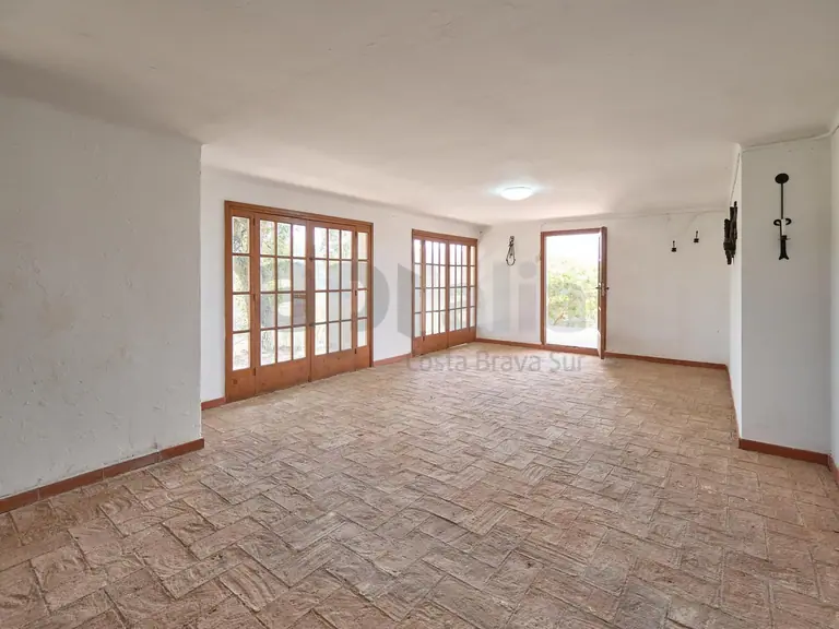 Villa con 2.000 m2 de parcela, privacidad total y gran potencial