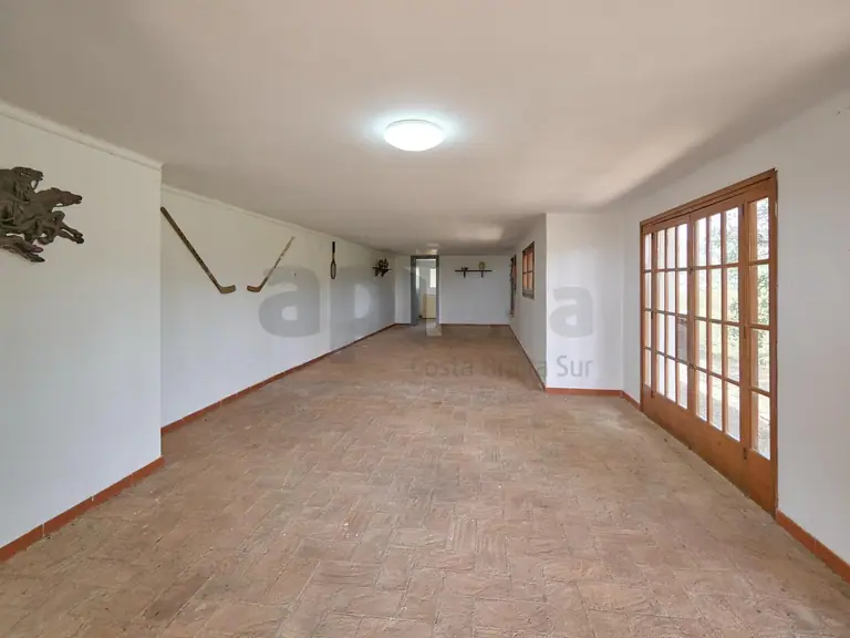 Villa con 2.000 m2 de parcela, privacidad total y gran potencial