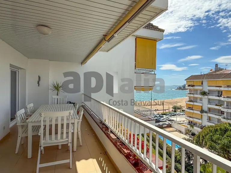 Exclusivo piso reformado con terrazas y vistas al mar en Fenals