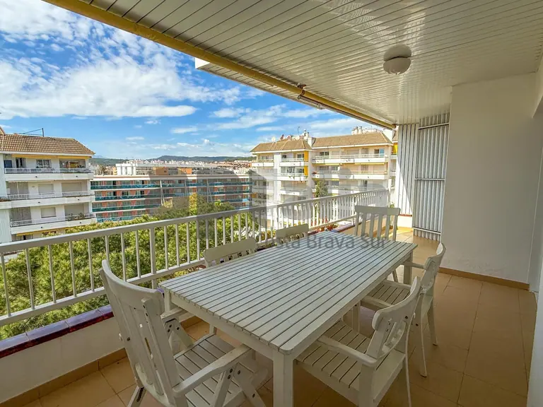 Exclusivo piso reformado con terrazas y vistas al mar en Fenals