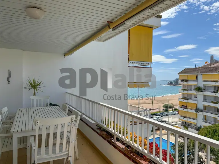 Exclusivo piso reformado con terrazas y vistas al mar en Fenals