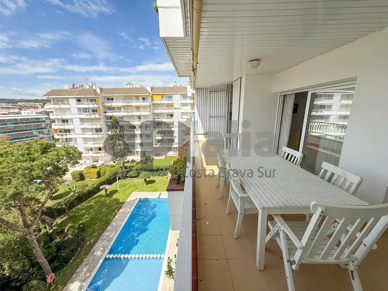 Exclusivo piso reformado con terrazas y vistas al mar en Fenals