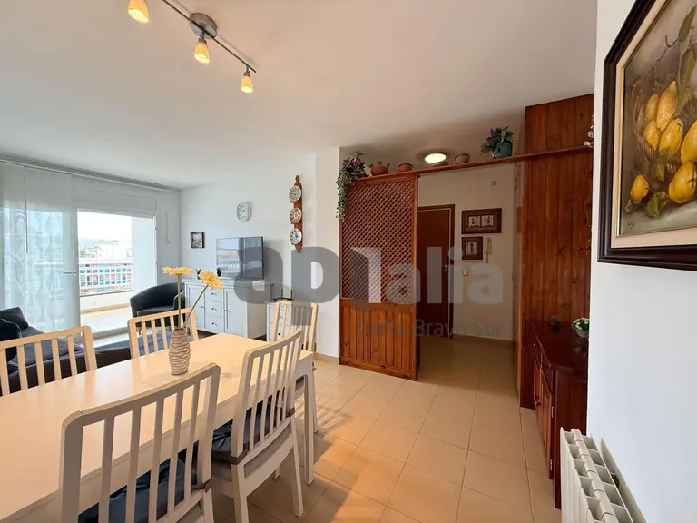 Exclusivo piso reformado con terrazas y vistas al mar en Fenals