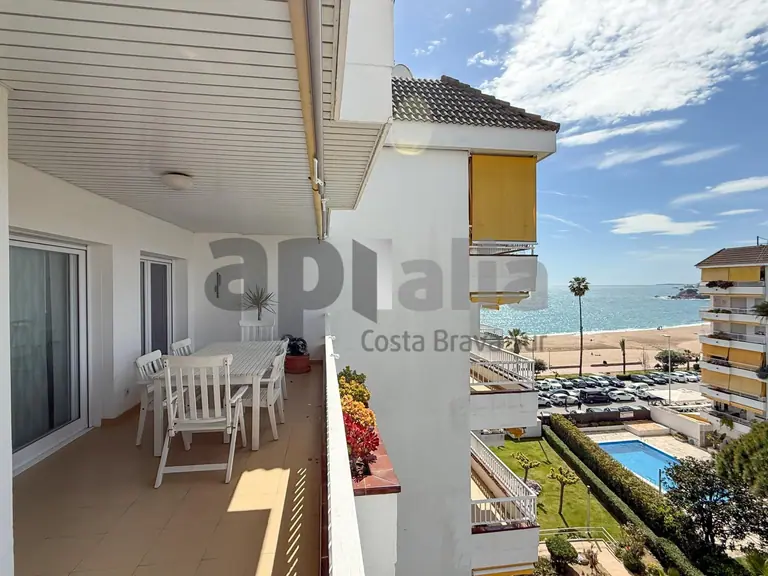 Exclusivo piso reformado con terrazas y vistas al mar en Fenals