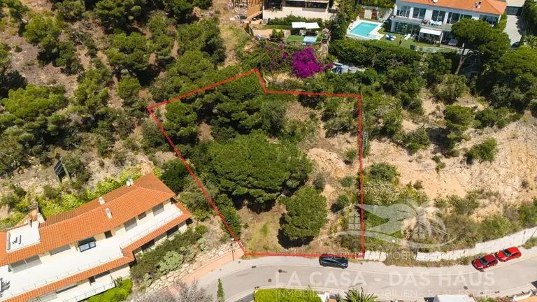 TERRENO URBANO EN VENTA CON PROYECTO DE VIVIENDA UNIFAMILIAR Y PISCINA INCLUIDO