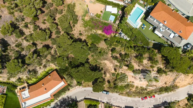TERRENO URBANO EN VENTA CON PROYECTO DE VIVIENDA UNIFAMILIAR Y PISCINA INCLUIDO