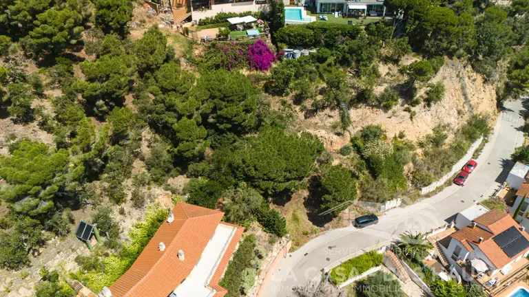 TERRENO URBANO EN VENTA CON PROYECTO DE VIVIENDA UNIFAMILIAR Y PISCINA INCLUIDO