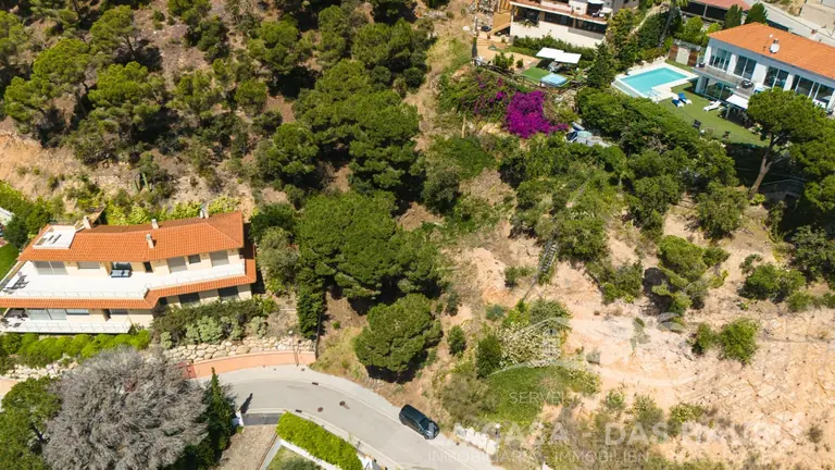 TERRENO URBANO EN VENTA CON PROYECTO DE VIVIENDA UNIFAMILIAR Y PISCINA INCLUIDO
