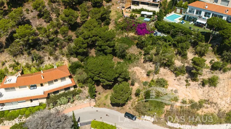 TERRENO URBANO EN VENTA CON PROYECTO DE VIVIENDA UNIFAMILIAR Y PISCINA INCLUIDO